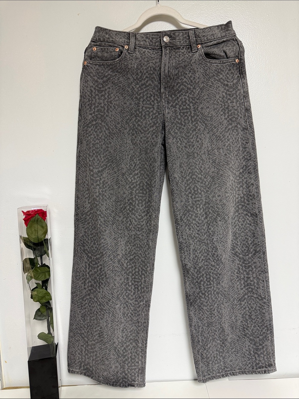 NWT American Eagle High-Waisted Gray Snake / Leopard Print Stovepipe Jeans.